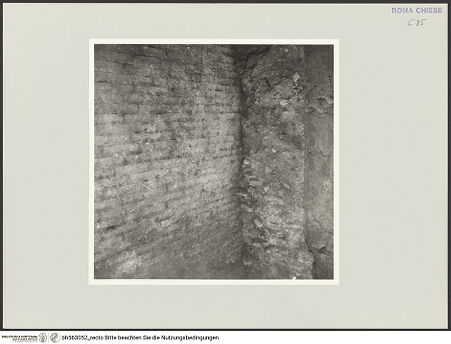 Vorderseite von Bibliotheca Hertziana [https://www.deutsche-digitale-bibliothek.de/content/lizenzen/rv-fz/] Santa Maria in Aracoeli - Nördliches Querhaus, opus incertum unter der Ädikula der heiligen Helena, bh563052_recto. Foto: D'Onofrio, Cesare.