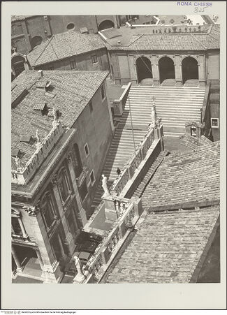 Vorderseite von Bibliotheca Hertziana [https://www.deutsche-digitale-bibliothek.de/content/lizenzen/rv-fz/] Santa Maria in AracoeliPortico di Paolo III - Luftaufnahme, bh563055_recto. Foto: D'Onofrio, Cesare.