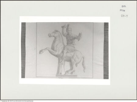 Vorderseite von Courtauld Institute, Conway Library [https://www.deutsche-digitale-bibliothek.de/content/lizenzen/rv-ez/] Statue eines Kriegers zu Pferde im Profil (Museo Archeologico Nazionale, Neapel) - , bh563724_recto. Foto.