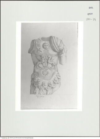 Vorderseite von Courtauld Institute, Conway Library [https://www.deutsche-digitale-bibliothek.de/content/lizenzen/rv-ez/] Kriegertorso - , bh563729_recto. Foto.