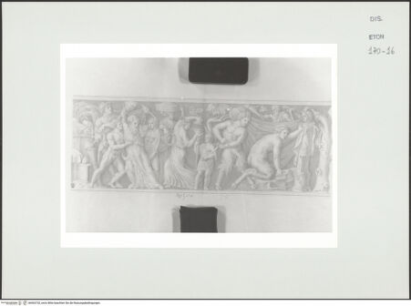 Vorderseite von Courtauld Institute, Conway Library [https://www.deutsche-digitale-bibliothek.de/content/lizenzen/rv-ez/] Serie von Zeichnungen nach einem antiken Sarkophag mit Reliefschmuck (Museo Archeologico Nazionale, Neapel)Satyrn, Mänaden und der trunkene Bacchus (Relief der Längsseite) - , bh563732_recto. Foto.