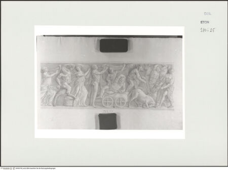 Vorderseite von Courtauld Institute, Conway Library [https://www.deutsche-digitale-bibliothek.de/content/lizenzen/rv-ez/] Serie von Zeichnungen nach einem antiken Sarkophag mit Reliefschmuck (Museo Archeologico Nazionale, Neapel)Bacchuszug (rechter Teil des Frontreliefs) - , bh563745_recto. Foto.