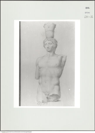 Vorderseite von Courtauld Institute, Conway Library [https://www.deutsche-digitale-bibliothek.de/content/lizenzen/rv-ez/] Torso eines nackten Jünglings mit Korb auf dem Kopf - , bh563749_recto. Foto.