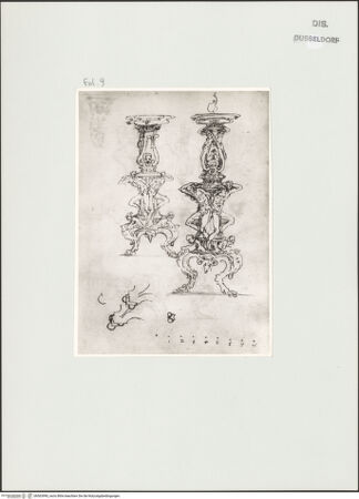 Vorderseite von Landesbildstelle Rheinland [https://www.deutsche-digitale-bibliothek.de/content/lizenzen/rv-ez/] L'arte del disegno, e le vivezze dell'ingegno di Guglielmo della Porta celebre scultore, et architetto ... (2 Bände)Zweiter (kleiner) Band mit zwei Skizzenbüchern und einem angefügten KonvolutDas zweite SkizzenheftSeite 9: Zwei Ansichten eines Kandelabers mit Stützfiguren, Detail einer Ecke, Maßskala mit Einheiten 1-8 - , bh563990_recto. Foto.