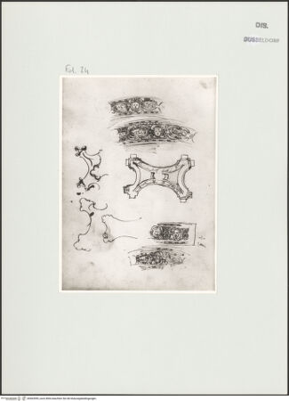 Vorderseite von Landesbildstelle Rheinland [https://www.deutsche-digitale-bibliothek.de/content/lizenzen/rv-ez/] L'arte del disegno, e le vivezze dell'ingegno di Guglielmo della Porta celebre scultore, et architetto ... (2 Bände)Zweiter (kleiner) Band mit zwei Skizzenbüchern und einem angefügten KonvolutDas zweite SkizzenheftSeite 24: Dekoratives Friesband in vier Varianten; Verstrebungen eines Tisches (?) in vier Details - , bh563995_recto. Foto.