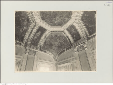 Vorderseite von Schmidt, Hans Werner [https://www.deutsche-digitale-bibliothek.de/content/lizenzen/rv-ez/] Stuckdekoration mit mythologischen Szenen und zentrales Deckenbild mit Apollo im Sonnen- und Diana im Mondwagen - Detail: Nordwestecke, bh564037_recto. Foto: Schmidt, Hans Werner.