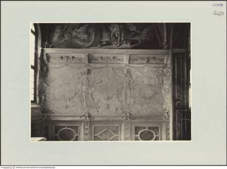 Vorderseite von Bibliotheca Hertziana [https://www.deutsche-digitale-bibliothek.de/content/lizenzen/rv-fz/] Engel mit Passionswerkzeugen und Festons - Rechte Seite mit Teilen des darüber befindlichen Freskos, bh564048_recto. Foto.