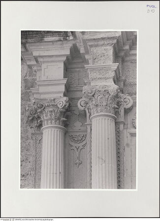 Vorderseite von Sigismondi, Roberto [http://creativecommons.org/licenses/by-nc-sa/4.0/] Hauptportal - Detail, Kapitelle, bh564552_recto. Foto: Sigismondi, Roberto.