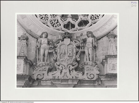 Vorderseite von Sigismondi, Roberto [http://creativecommons.org/licenses/by-nc-sa/4.0/] Hauptportal - Detail, Bekrönung, bh564553_recto. Foto: Sigismondi, Roberto.