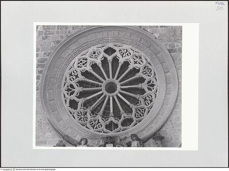 Vorderseite von Sigismondi, Roberto [http://creativecommons.org/licenses/by-nc-sa/4.0/] CattedraleWestfassade - Detail: Rosenfenster (um 1481/1514), bh564554_recto. Foto: Sigismondi, Roberto.