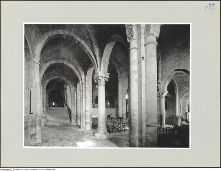 Vorderseite von Foto Marburg [https://www.deutsche-digitale-bibliothek.de/content/lizenzen/rv-ez/] San Leone & Duomo - Inneres, Nördliches Seitenschiff nach Osten, bh564742_recto. Foto.