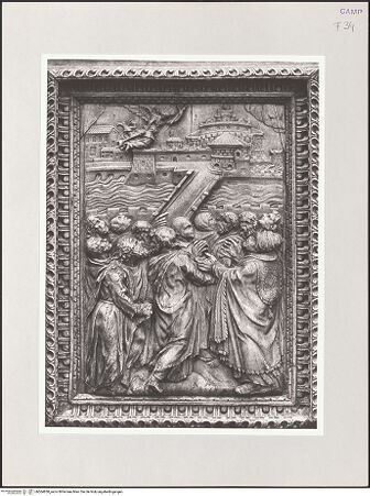 Vorderseite von Sigismondi, Roberto [http://creativecommons.org/licenses/by-nc-sa/4.0/] Holztüren mit Episoden aus der Geschichte des Erzengels MichaelGregor der Große führt während der Pest in Rom eine Prozession an; dabei erscheint der Erzengel Michael über dem Hadriansmausoleum - Gesamtansicht, bh564858_recto. Foto: Sigismondi, Roberto.