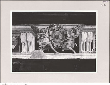 Vorderseite von Sigismondi, Roberto [http://creativecommons.org/licenses/by-nc-sa/4.0/] Freskenzyklus mit Szenen aus dem Leben des Moses - Detail: Fries mit Engel und Wappen, bh564863_recto. Foto: Sigismondi, Roberto.