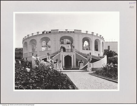 Vorderseite von Sigismondi, Roberto [http://creativecommons.org/licenses/by-nc-sa/4.0/] Villa CampolietoRückfassade - Rückfassade mit Portikus und Belvedere, bh564879_recto. Foto: Sigismondi, Roberto.