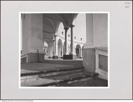 Vorderseite von Sigismondi, Roberto [http://creativecommons.org/licenses/by-nc-sa/4.0/] Villa Campolieto - Blick in die Portikus, bh564881_recto. Foto: Sigismondi, Roberto.