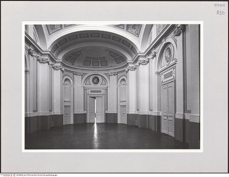 Vorderseite von Sigismondi, Roberto [http://creativecommons.org/licenses/by-nc-sa/4.0/] Villa CampolietoPiano Nobile - Inneres, Teilansicht eines Raumes im Piano Nobile, bh564885_recto. Foto: Sigismondi, Roberto.