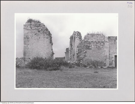Vorderseite von Sigismondi, Roberto [http://creativecommons.org/licenses/by-nc-sa/4.0/] San Nicola di Casole - Reste der Ostbau der Abteikirche, bh564947_recto. Foto: Sigismondi, Roberto.