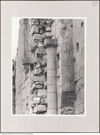 Vorderseite von Sigismondi, Roberto [http://creativecommons.org/licenses/by-nc-sa/4.0/] San Nicola di Casole - Nordwand, Detail: Dienst, bh564951_recto. Foto: Sigismondi, Roberto.