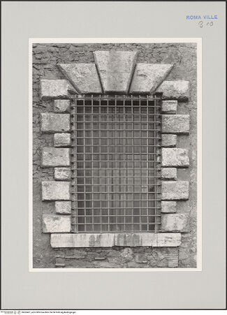 Vorderseite von Bibliotheca Hertziana [https://www.deutsche-digitale-bibliothek.de/content/lizenzen/rv-fz/] Villa Madama - Fenster mit Rustikarahmung im Untergeschoss auf der Ostseite, bh565401_recto. Foto: Malter, Barbara.