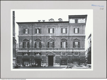 Vorderseite von Bibliotheca Hertziana [https://www.deutsche-digitale-bibliothek.de/content/lizenzen/rv-fz/] Palazzo Maccarani-Stati - Gesamtaufnahme der Fassade zur Piazza di Sant'Eustachio (Nordseite), bh565423_recto. Foto: Malter, Barbara.