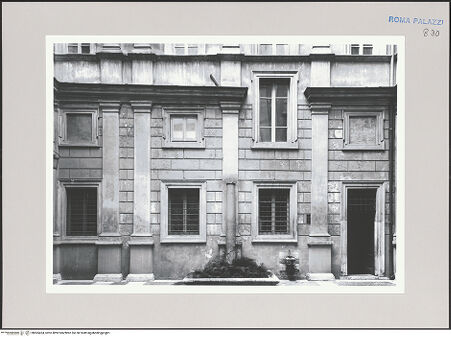 Vorderseite von Bibliotheca Hertziana [https://www.deutsche-digitale-bibliothek.de/content/lizenzen/rv-fz/] Palazzo Maccarani-StatiCortile - Längsseite des Innenhofes: Erdgeschoss und Mezzanin, bh565424_recto. Foto: Malter, Barbara.