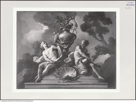 Vorderseite von Archivio dell'Arte [https://www.deutsche-digitale-bibliothek.de/content/lizenzen/rv-ez/] Zwei Gartenskulpturen um eine Karaffe mit Satyrn und Girlande - Gesamtansicht, bh565764_recto. Foto: Pedicini, Luciano.