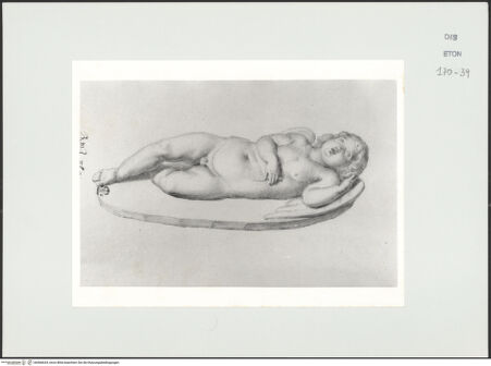 Vorderseite von Courtauld Institute, Conway Library [https://www.deutsche-digitale-bibliothek.de/content/lizenzen/rv-ez/] Schlafender Putto (Statue, Palazzo Colonna, Rom) - , bh566634_recto. Foto.