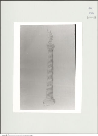 Vorderseite von Courtauld Institute, Conway Library [https://www.deutsche-digitale-bibliothek.de/content/lizenzen/rv-ez/] Serie von Zeichnungen nach einer Triumphsäule mit spiralförmig umlaufendem Fries (Palazzo Colonna, Rom)Gesamtansicht der Säule - , bh566659_recto. Foto.