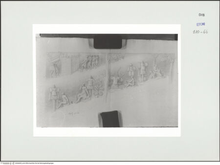 Vorderseite von Courtauld Institute, Conway Library [https://www.deutsche-digitale-bibliothek.de/content/lizenzen/rv-ez/] Serie von Zeichnungen nach einer Triumphsäule mit spiralförmig umlaufendem Fries (Palazzo Colonna, Rom)Beweinung gefallener Soldaten. Belagerung (Teil des Relieffrieses) - , bh566665_recto. Foto.