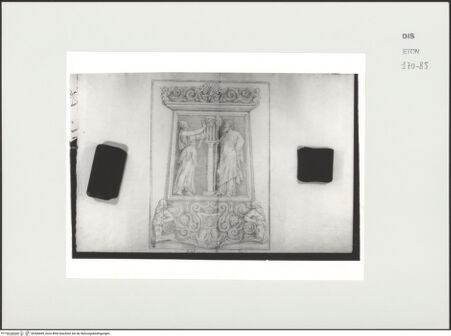 Vorderseite von Courtauld Institute, Conway Library [https://www.deutsche-digitale-bibliothek.de/content/lizenzen/rv-ez/] Serie von Zeichnungen nach einer antiken dreiseitigen Basis mit Reliefschmuck (Albertinum, Dresden)Gesamtansicht von vorn - , bh566685_recto. Foto.