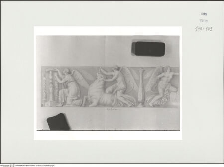 Vorderseite von Courtauld Institute, Conway Library [https://www.deutsche-digitale-bibliothek.de/content/lizenzen/rv-ez/] Zeichnungen nach einem antiken Relief (Palazzo Della Valle, Rom)Opfernde Victorien (linker Teil des Reliefs) - , bh566699_recto. Foto.