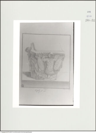 Vorderseite von Courtauld Institute, Conway Library [https://www.deutsche-digitale-bibliothek.de/content/lizenzen/rv-ez/] Kapitell mit Reliefschmuck (Palazzo Massimo, Rom) - , bh566707_recto. Foto.