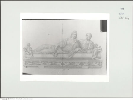 Vorderseite von Courtauld Institute, Conway Library [https://www.deutsche-digitale-bibliothek.de/content/lizenzen/rv-ez/] Serie von Zeichnungen nach einem antiken Sarkophag (Museo Torlonia, Rom)Sarkophagdeckel mit männlicher und weiblicher Liegefigur - , bh566710_recto. Foto.