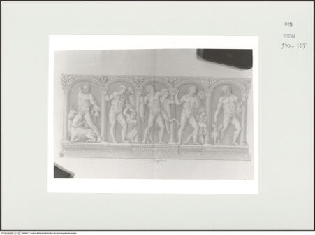 Vorderseite von Courtauld Institute, Conway Library [https://www.deutsche-digitale-bibliothek.de/content/lizenzen/rv-ez/] Serie von Zeichnungen nach einem antiken Sarkophag (Museo Torlonia, Rom)Relief der Längsseite mit fünf Taten des Herkules - , bh566711_recto. Foto.