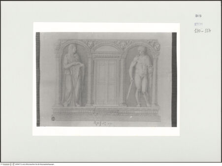 Vorderseite von Courtauld Institute, Conway Library [https://www.deutsche-digitale-bibliothek.de/content/lizenzen/rv-ez/] Serie von Zeichnungen nach einem antiken Sarkophag (Museo Torlonia, Rom)Relief der Schmalseite mit weiblicher Gewandfigur und männlichem Akt mit Schwert - , bh566713_recto. Foto.