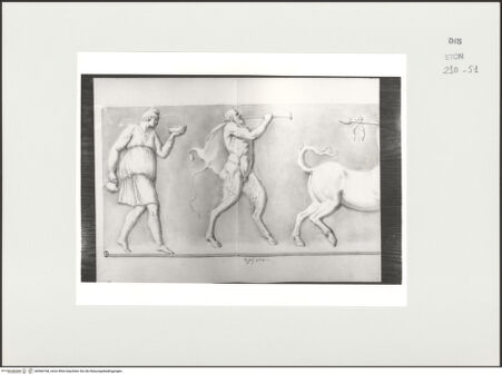 Vorderseite von Courtauld Institute, Conway Library [https://www.deutsche-digitale-bibliothek.de/content/lizenzen/rv-ez/] Zeichnungen nach einem Sarkophagrelief mit bacchischen Figuren (Palazzo Mattei, Rom)Linker Teil des Reliefs - , bh566768_recto. Foto.