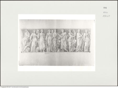 Vorderseite von Courtauld Institute, Conway Library [https://www.deutsche-digitale-bibliothek.de/content/lizenzen/rv-ez/] Zeichnungen nach einem Sarkophagrelief mit Minerva und den Musen (Palazzo Mattei, Rom)Minerva, männliche Gewandfigur und sieben Musen (linker Teil des Reliefs) - , bh566777_recto. Foto.