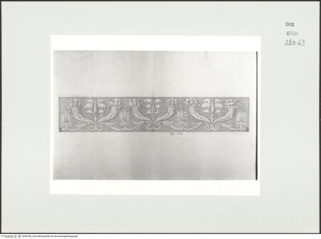 Vorderseite von Courtauld Institute, Conway Library [https://www.deutsche-digitale-bibliothek.de/content/lizenzen/rv-ez/] Relief mit Füllhörnern und florealen Ornamenten (Palazzo Mattei, Roma) - , bh566780_recto. Foto.