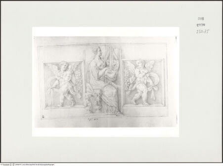 Vorderseite von Courtauld Institute, Conway Library [https://www.deutsche-digitale-bibliothek.de/content/lizenzen/rv-ez/] Sitzende weibliche Figur mit Lyra, flankiert von zwei Putten mit Füllhörnern (Relief, Palazzo Mattei, Roma) - , bh566791_recto. Foto.