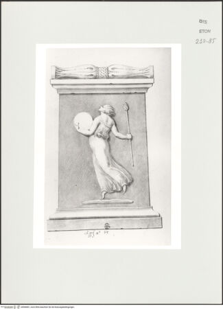 Vorderseite von Courtauld Institute, Conway Library [https://www.deutsche-digitale-bibliothek.de/content/lizenzen/rv-ez/] Serie von Zeichnungen nach einem antiken Altar mit Reliefschmuck (Palazzo Mattei, Rom)Mänade mit Tamburin (rechte Seite des Altars) - , bh566801_recto. Foto.