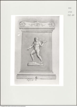 Vorderseite von Courtauld Institute, Conway Library [https://www.deutsche-digitale-bibliothek.de/content/lizenzen/rv-ez/] Serie von Zeichnungen nach einem antiken Altar mit Reliefschmuck (Palazzo Mattei, Rom)Männlicher Akt (Frontseite des Altars) - , bh566803_recto. Foto.