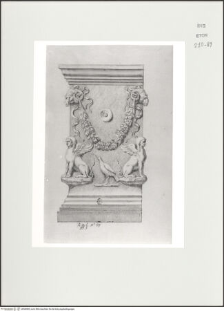 Vorderseite von Courtauld Institute, Conway Library [https://www.deutsche-digitale-bibliothek.de/content/lizenzen/rv-ez/] Serie von Zeichnungen nach einem antiken Altar mit Girlanden, Widderköpfen, Sphingen und weiterem Reliefschmuck (Musei Vaticani, Rom)Rechte Seite mit Patera und Vogel - , bh566805_recto. Foto.