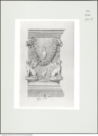 Vorderseite von Courtauld Institute, Conway Library [https://www.deutsche-digitale-bibliothek.de/content/lizenzen/rv-ez/] Serie von Zeichnungen nach einem antiken Altar mit Girlanden, Widderköpfen, Sphingen und weiterem Reliefschmuck (Musei Vaticani, Rom)Linke Seite mit Vogel und Kanne - , bh566806_recto. Foto.
