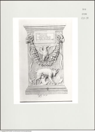 Vorderseite von Courtauld Institute, Conway Library [https://www.deutsche-digitale-bibliothek.de/content/lizenzen/rv-ez/] Serie von Zeichnungen nach einem antiken Altar mit Reliefschmuck (Musei Vaticani, Rom)Frontseite mit Inschriftentafel, Adler und Amalthea - , bh566807_recto. Foto.