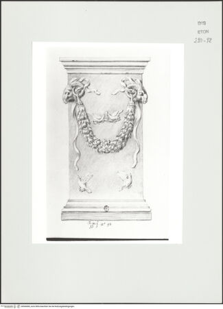 Vorderseite von Courtauld Institute, Conway Library [https://www.deutsche-digitale-bibliothek.de/content/lizenzen/rv-ez/] Serie von Zeichnungen nach einem antiken Altar mit Reliefschmuck (Musei Vaticani, Rom)Seitenansicht mit Widderköpfen, Girlande und Vögeln - , bh566808_recto. Foto.