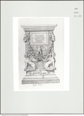 Vorderseite von Courtauld Institute, Conway Library [https://www.deutsche-digitale-bibliothek.de/content/lizenzen/rv-ez/] Serie von Zeichnungen nach einem antiken Altar mit Girlanden, Widderköpfen, Sphingen und weiterem Reliefschmuck (Palazzo Mattei, Rom)Frontseite mit Inschriftentafel, Adler und Hund (?) - , bh566823_recto. Foto.