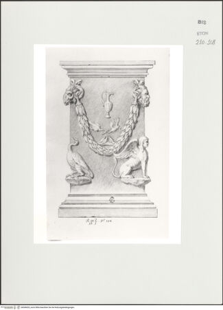 Vorderseite von Courtauld Institute, Conway Library [https://www.deutsche-digitale-bibliothek.de/content/lizenzen/rv-ez/] Serie von Zeichnungen nach einem antiken Altar mit Girlanden, Widderköpfen, Sphingen und weiterem Reliefschmuck (Palazzo Mattei, Rom)Linke Seite mit Vögeln und Kanne - , bh566825_recto. Foto.