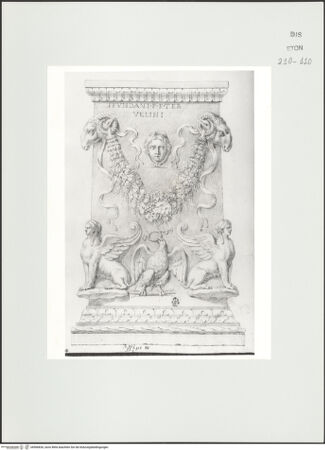 Vorderseite von Courtauld Institute, Conway Library [https://www.deutsche-digitale-bibliothek.de/content/lizenzen/rv-ez/] Serie von Zeichnungen nach einem antiken Altar mit Reliefschmuck (Musée du Louvre, Paris)Frontseite mit Inschrift, Sphingen, Widderköpfen, Girlande und Adler - , bh566826_recto. Foto.