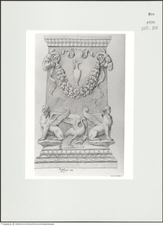 Vorderseite von Courtauld Institute, Conway Library [https://www.deutsche-digitale-bibliothek.de/content/lizenzen/rv-ez/] Serie von Zeichnungen nach einem antiken Altar mit Reliefschmuck (Musée du Louvre, Paris)Rechte Seite mit Sphingen, Widderköpfen, Girlande, Kanne und Kranich mit Eidechse - , bh566828_recto. Foto.