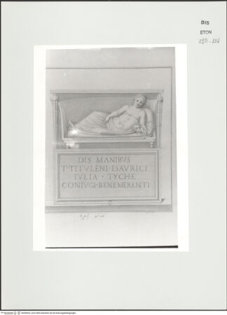 Vorderseite von Courtauld Institute, Conway Library [https://www.deutsche-digitale-bibliothek.de/content/lizenzen/rv-ez/] Grabmal mit Inschrift und Liegefigur (Palazzo Mattei, Roma) - , bh566832_recto. Foto.
